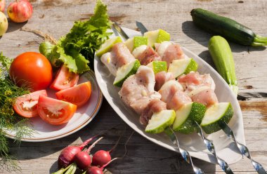 sebzeli şişlerde çiğ kebap