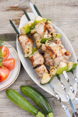 Sebzeli şiş kebap. Izgara et ve sebze