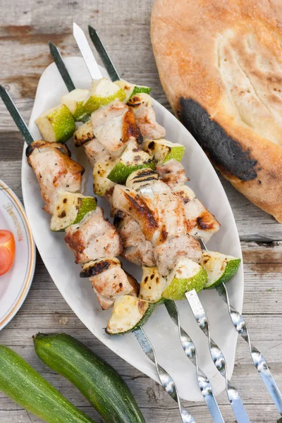 Shish kebab aux légumes. Griller la viande et les légumes — Photo