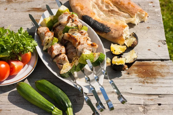 Dönerspieß mit Gemüse. Fleisch und Gemüse vom Grill — Stockfoto