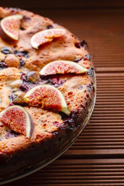 Erikli ve incirli ev yapımı turta. Boşluğu kopyala