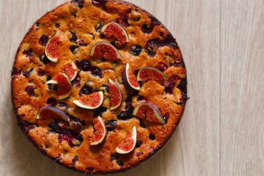 Erikli ve incirli ev yapımı turta. Boşluğu kopyala