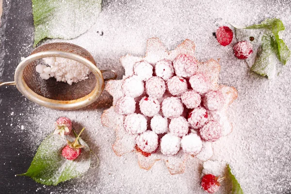 Muffin decorated with raspberries and completely covered with powdered sugar — Stock Photo, Image