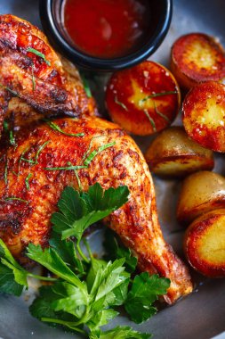 Kızarmış tavuk, yanında bebek patates ve domates sosu.