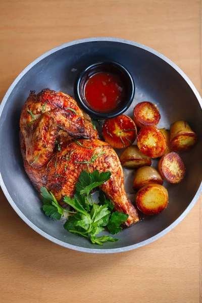 Frango grelhado com batatas de bebê e molho de tomate — Fotografia de Stock