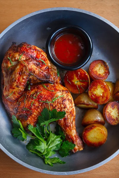 Frango grelhado com batatas de bebê e molho de tomate — Fotografia de Stock