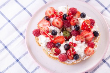 Beyaz arka planda taze böğürtlenli tatlı. Tatlı rulo
