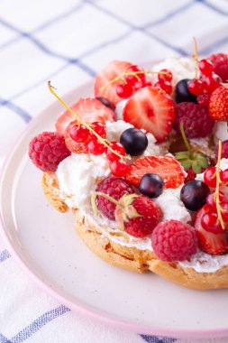 Beyaz arka planda taze böğürtlenli tatlı. Tatlı rulo
