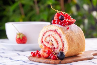 Beyaz arka planda taze böğürtlenli tatlı. Tatlı rulo