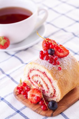 Beyaz arka planda taze böğürtlenli tatlı. Tatlı rulo