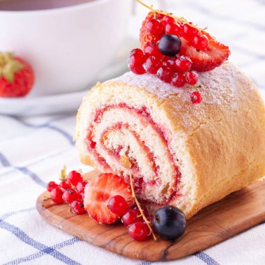 Beyaz arka planda taze böğürtlenli tatlı. Tatlı rulo