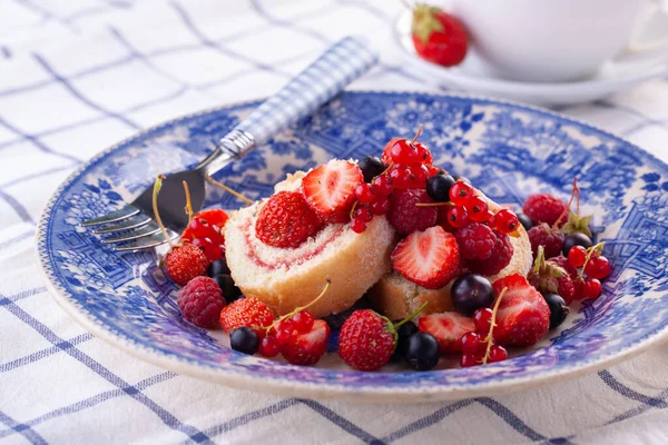 Postre Con Bayas Frescas Plato Azul Vintage Dulce Rollo Sobre — Foto de Stock