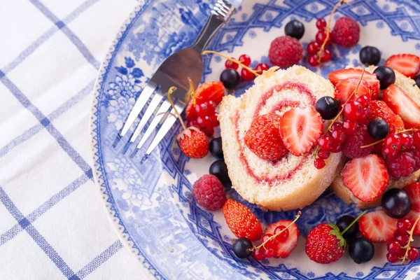 Dessert Fresh Berries Blue Vintage Plate Sweet Roll White Background — Stock Photo, Image