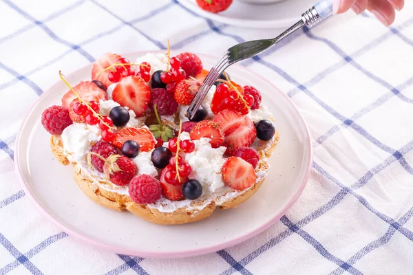 Postre con bayas frescas sobre un fondo blanco. Dulce rollo — Foto de Stock