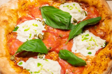 Sucuklu pizza, taze peynir ve taze fesleğen. Kapat..