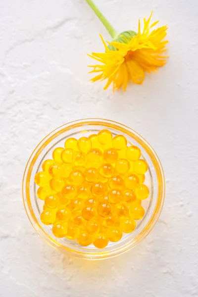 Vitamine Gele Gelei Capsules Kleine Gele Capsules Een Witte Achtergrond — Stockfoto