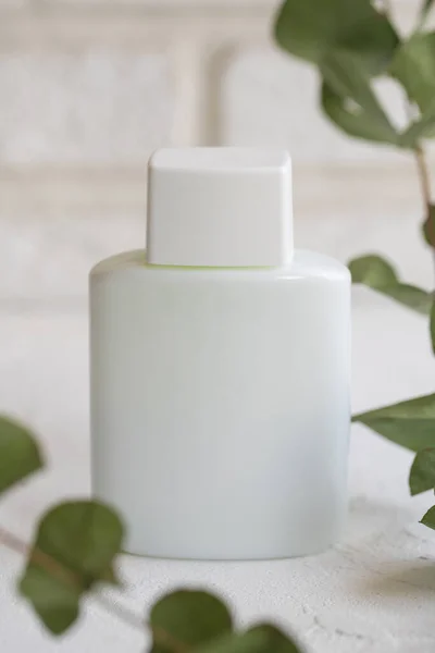 Weiße Kunststoff Kosmetikflasche Auf Weißem Textilhintergrund Stockbild