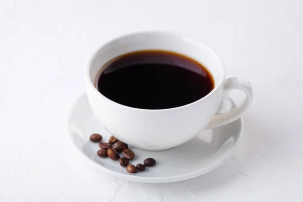 White Coffee Mug White Background Coffee Beans Photo Wallpaper — Stock Photo, Image