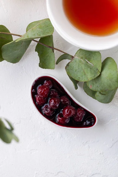 Marmellata Ciliegie Una Pentola Salsa Bianca Una Tazza Uno Sfondo Fotografia Stock