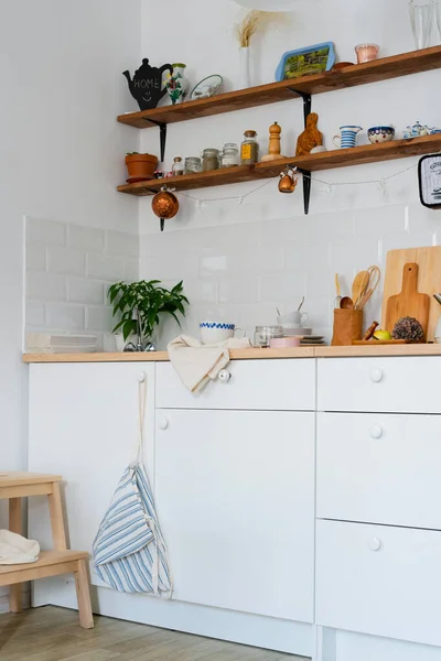 Weißer Kücheninnenraum Skandinavische Inneneinrichtung Hellen Farben Mit Pflanzen Und Accessoires Stockfoto