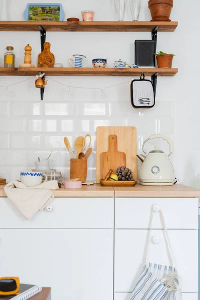 Weißer Kücheninnenraum Skandinavische Inneneinrichtung Hellen Farben Mit Pflanzen Und Accessoires Stockfoto