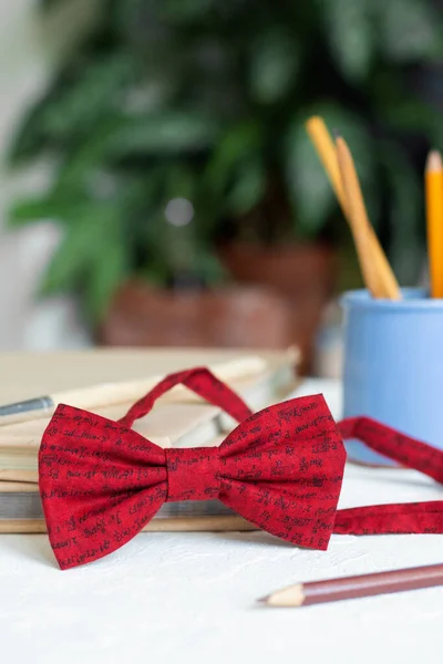 Stilvolle Rote Fliege Auf Dem Tisch Vor Dem Hintergrund Von — Stockfoto