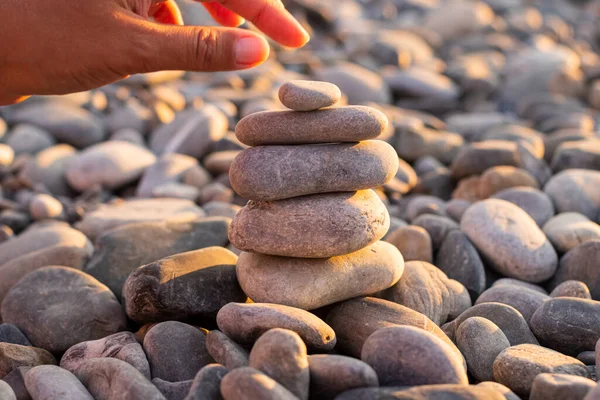 Una Niña Construye Una Torre Zen Piedras Atardecer Playa Piedra — Foto de Stock