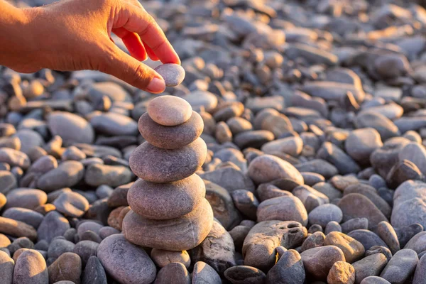 Una Niña Construye Una Torre Zen Piedras Atardecer Playa Piedra — Foto de Stock