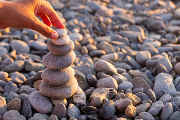 Una Niña Construye Una Torre Zen Piedras Atardecer Playa Piedra — Foto de Stock