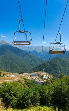 Dağlarda füniküler. Dağın tepesinin manzarası. Yaz. Salgın sırasında boş bir teleferik. Yalnızlık. Dikey