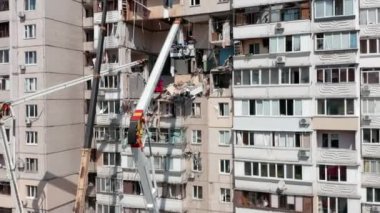 Kiev, Ukrayna, 21 Temmuz 2020: Kurtarma ekipleri bir apartman dairesinde meydana gelen gaz patlaması sonrasında yıkıntıları söküyor. İki ölü, yaralı ve yıkımın sonucu olarak. Havadan
