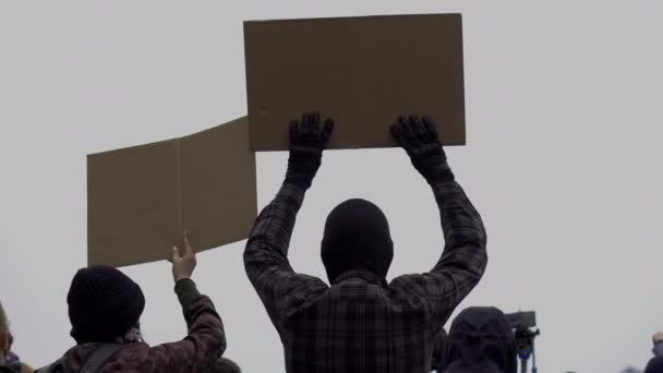 Protestujący Plakatami Rękach Zbliżenie Ludzi Sylwetki Tle Nieba Zamieszki Chuligaństwo — Wideo stockowe