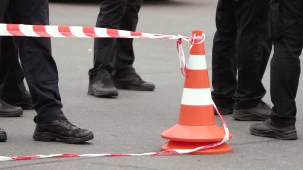 Група Поліцейських Біля Бар Єру Місці Події Ноги Транспортний Конус — стокове відео