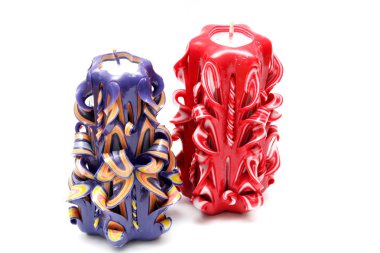 İki dekoratif beyaz izole el yapımı mum oyma