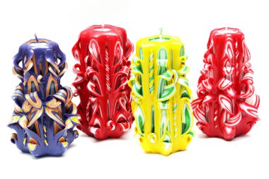 Dört renkli mum el yapımı kümesi oyulmuş, izole üzerinde beyaz arka plan