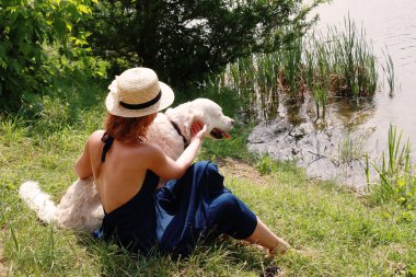 Sahilde bir köpek ile kız (nehir kıyısında)