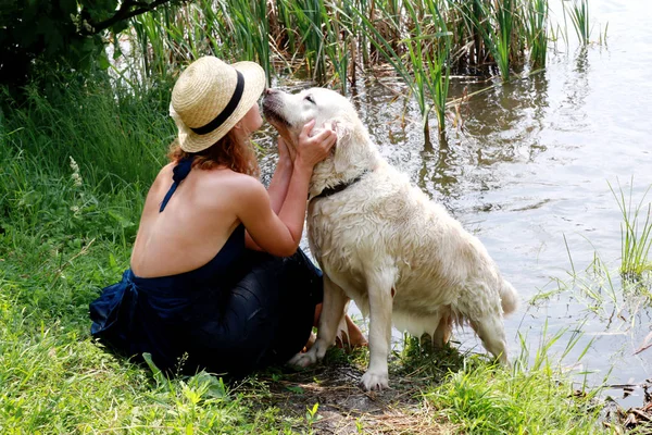 şefkatle sarılma ve öpüşme evcil köpek kadın.