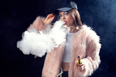 Vogue genç kadın şişirme buharı