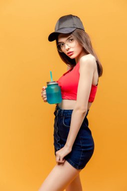 Genç kadın kavanoz Studio üzerinden içki içiyordum