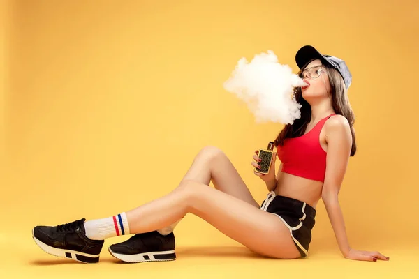 Mujer soplando vapor en amarillo — Foto de Stock