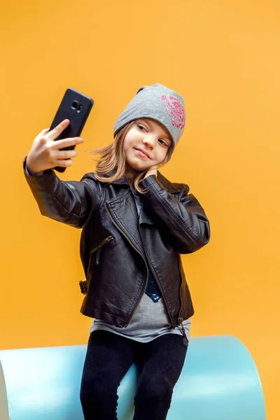 Young stylish girl taking selfie — Stock Photo, Image