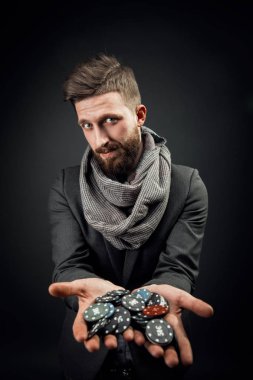 Poker fişleri tutan adam