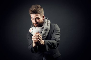 İskambil karanlık bir arka plan üzerinde olan adam