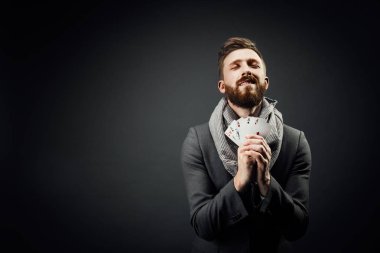 İskambil karanlık bir arka plan üzerinde olan adam