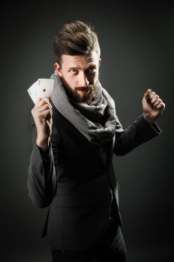 İskambil karanlık bir arka plan üzerinde olan adam