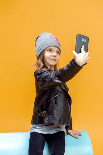 Young stylish girl taking selfie — Stock Photo, Image