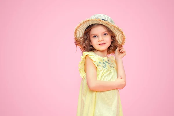 Närbild porträtt av en vacker flicka i gul klänning och stråhatt. — Stockfoto