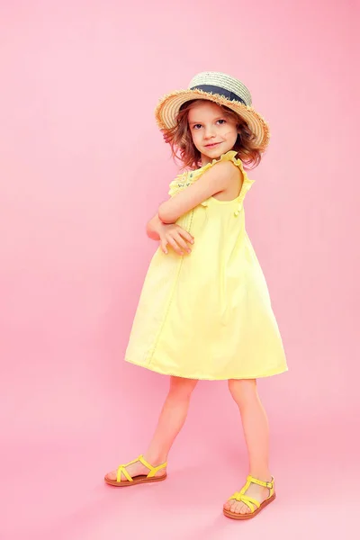 Чарівна дівчина в сукні на рожевому — стокове фото
