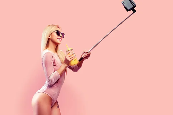 Vrouw die selfie met het drinken van pot — Stockfoto