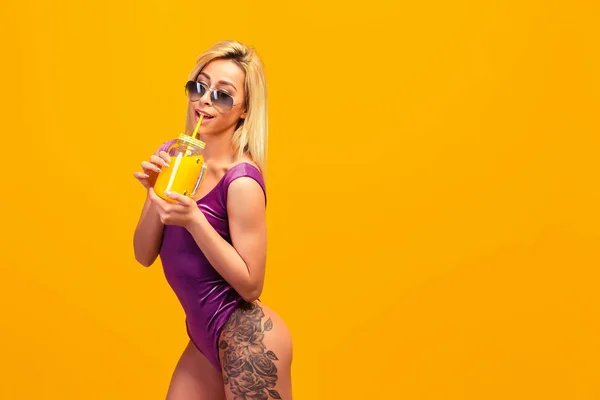 Очаровательная татуированная модель с освежающим напитком — стоковое фото